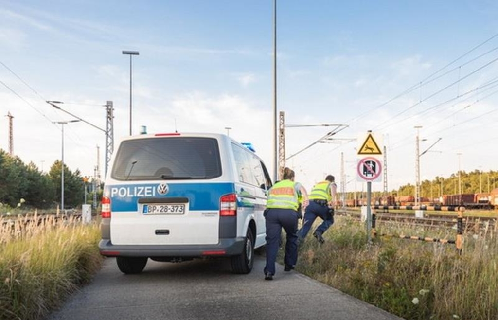 Zwei Vermummte fahren auf Dach von Oberpfalzbahn von Pfreimd bis Wernberg ...
