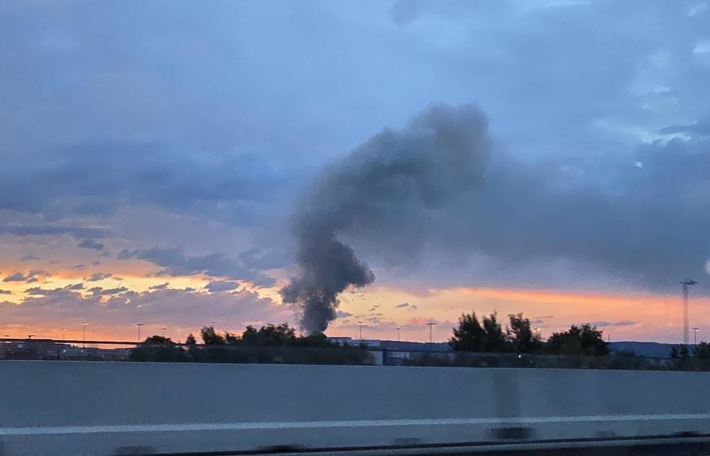 Rauchwolke über Regensburg: Lagerhalle im Ostenviertel in Vollbrand