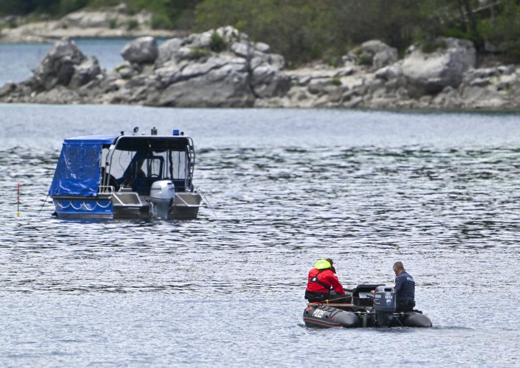 After pedal boat accident: Search for missing persons in Lake Eibsee ...