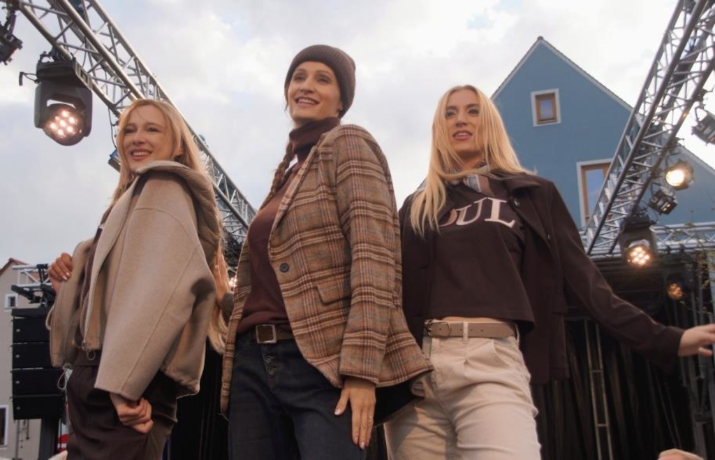 Between catwalk and fire show: Moonlight shopping in Schwandorf had a lot ...