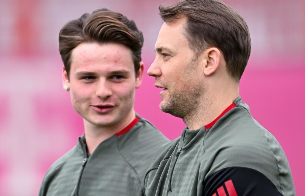 Kunstrasen-Rarität und Keeper-Überraschung: Manuel Neuer fehlt beim ...