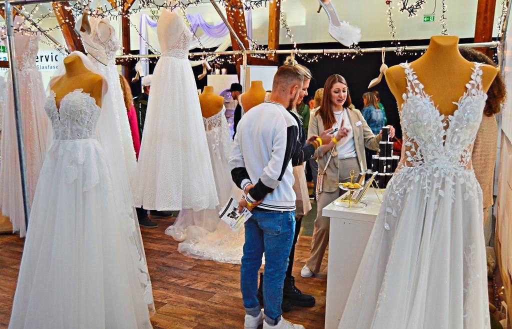 Hunderte Besucher bei der Hochzeitsmesse in der Kleinen Jurahalle in