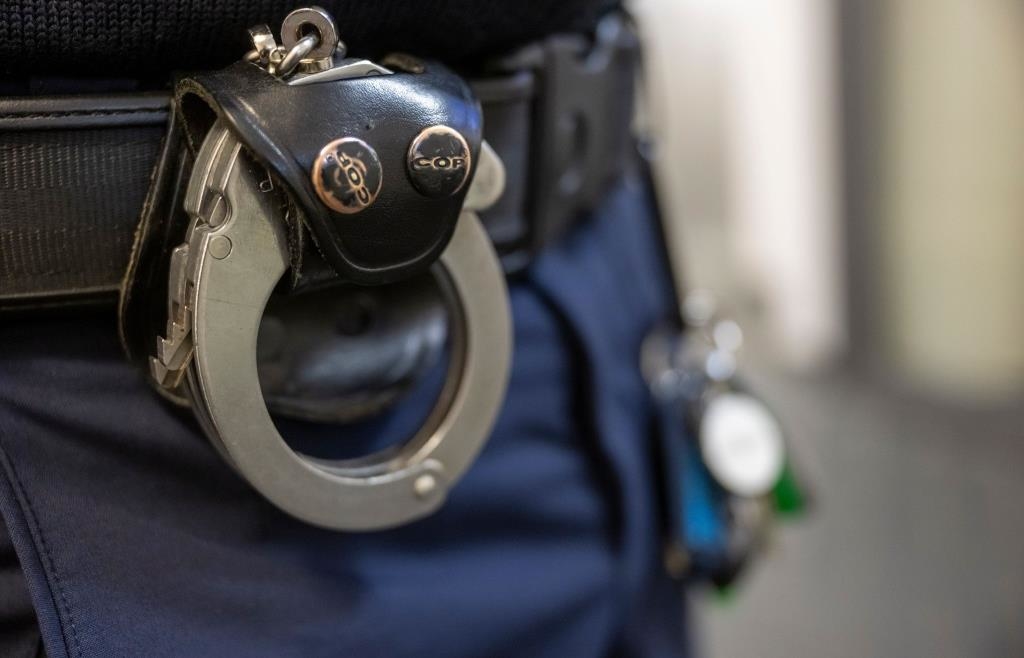Streit in Neutraubling eskaliert: 35-Jähriger schlägt mit Machete auf Auto ...