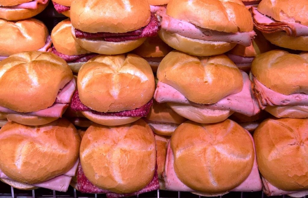 Schüler (17) wollen Wurstsemmeln an Metzgertheke in Amberg stehlen und ...