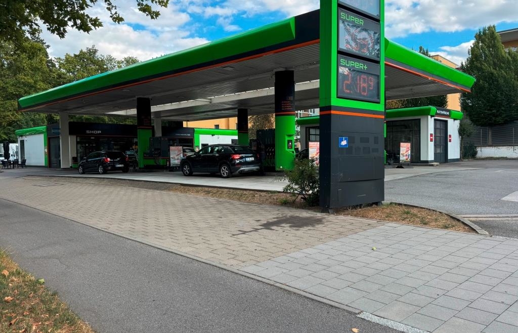 Masked man with knife robs gas station in Regensburg - | Police release ...