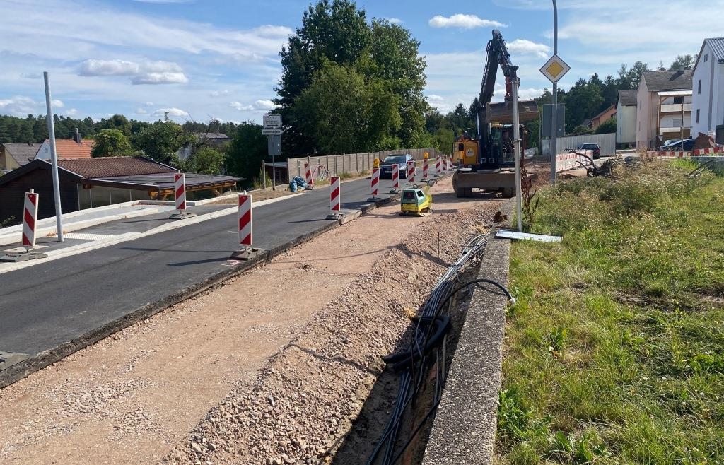 Ampel mit Gehwegrampe ist bald fertig: Ampelmast sorgt in Bodenwöhr für Diskussionen