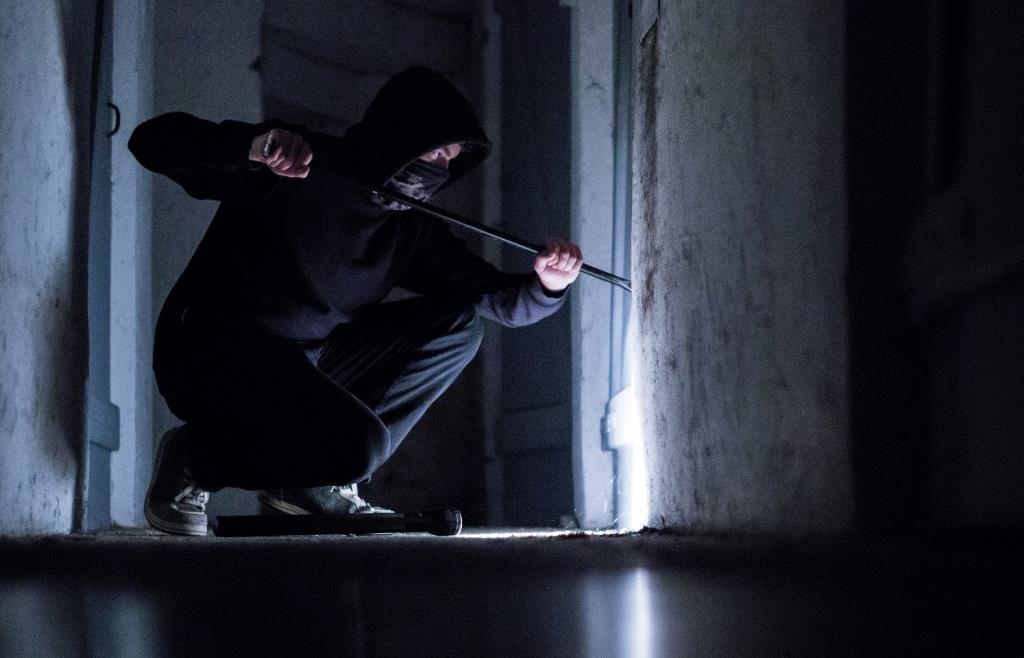 Am helllichten Tag: Einbrecher stehlen Gold und Bargeld aus Wohnung mitten ...