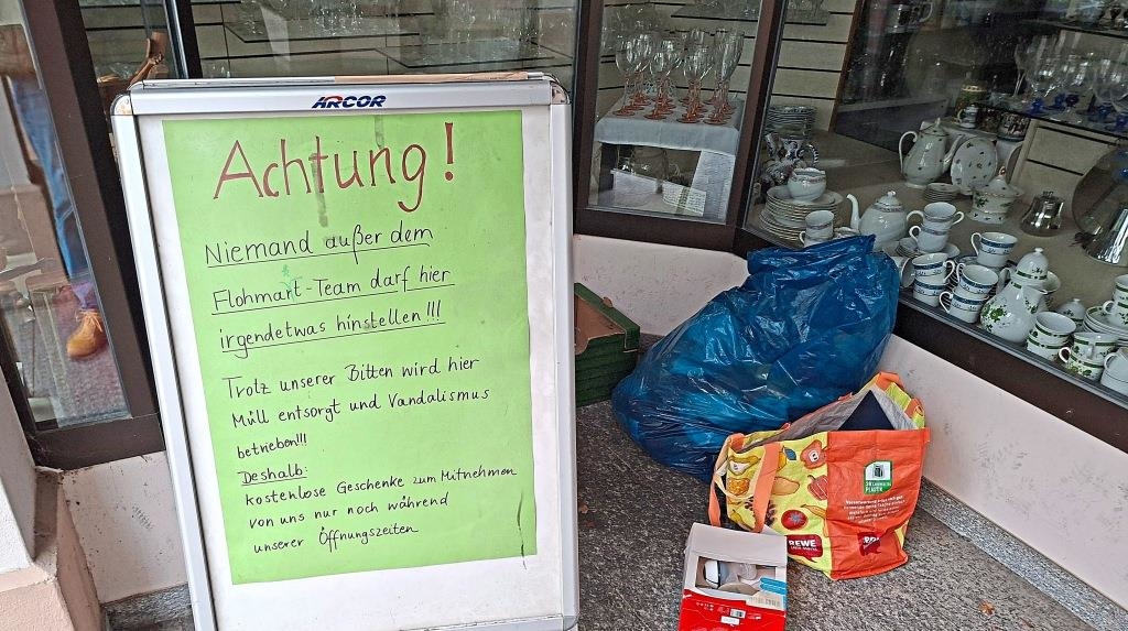 Litter vandalism at the charity flea market in Bad Abbach - | Public ...