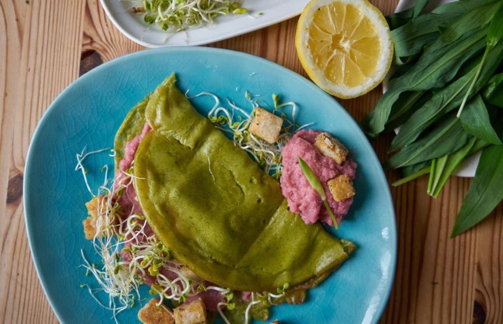 Grüne Pfannkuchen mit Zitronen-Tofu