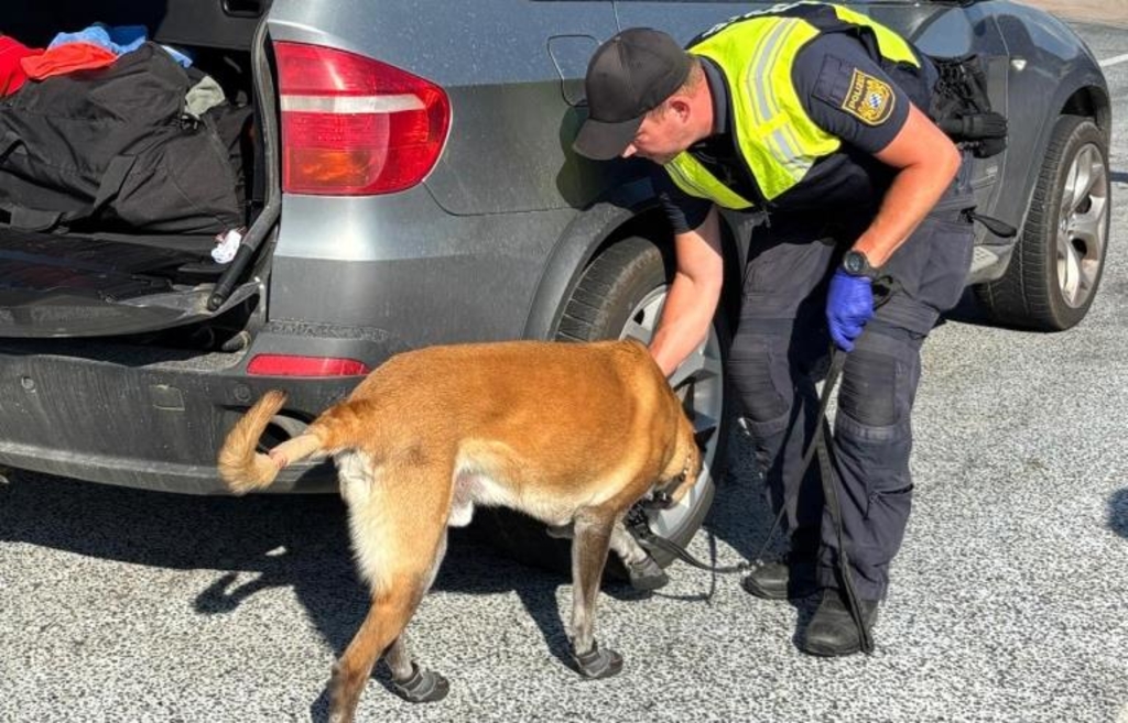 Major operation on the A3: Police, customs, THW and a sniffer dog search ...