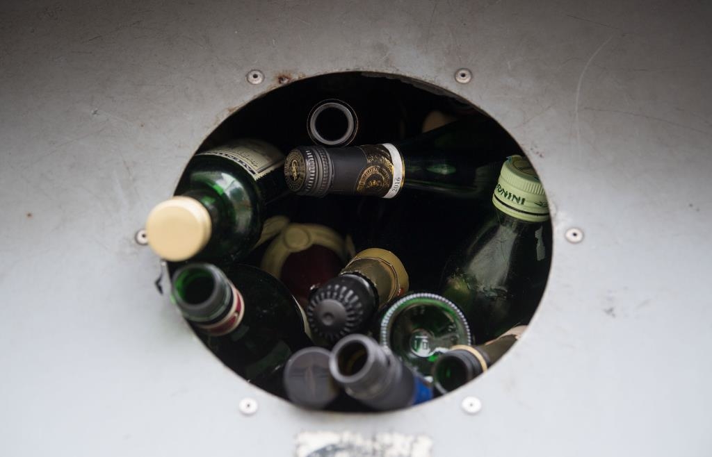 The most common mistakes when recycling glass: Where do blue bottles ...
