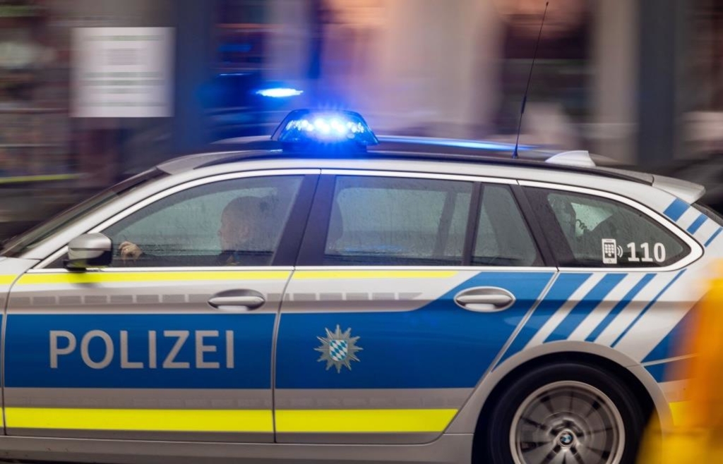 Mann (61) bedrängt in Regensburg Seniorin im Rollstuhl – Anwohnerin rettet ...