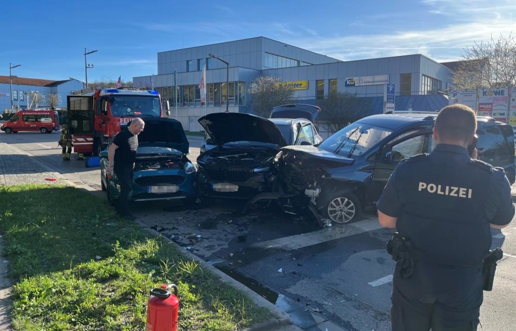 Five injured in Regensburg rush hour traffic: Driver crashes into oncoming ...