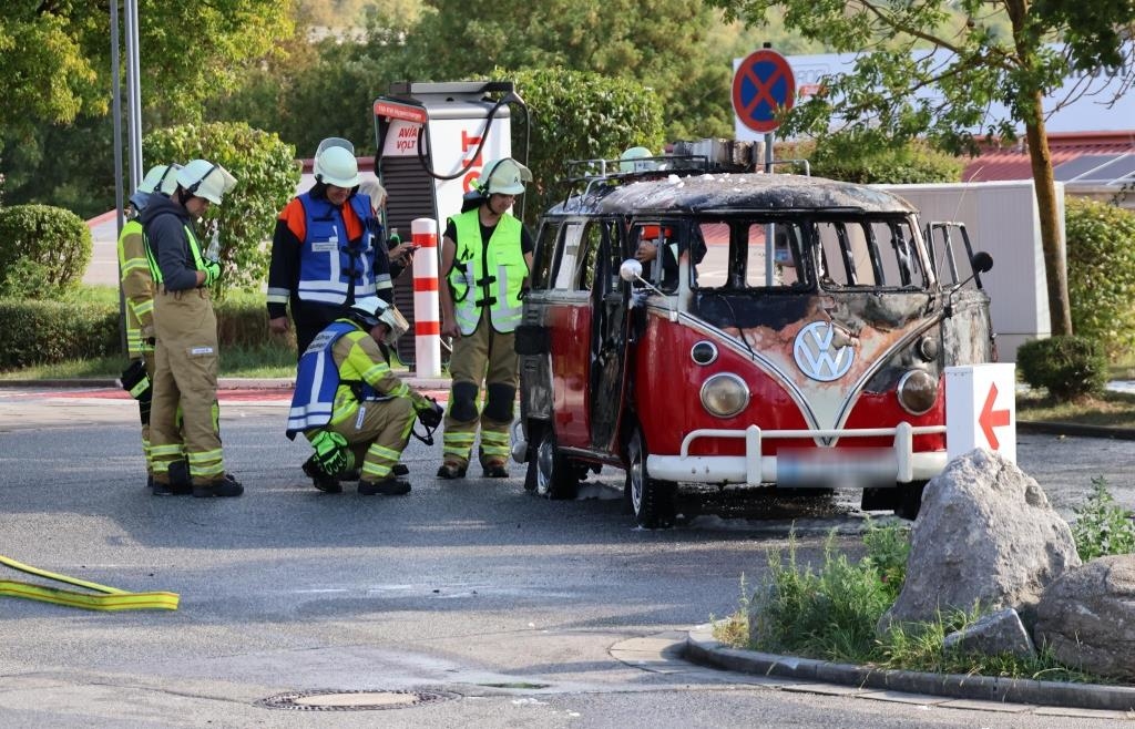 52 Jahre alter VW-Bully geht an Sinzinger Tankstelle in Flammen auf