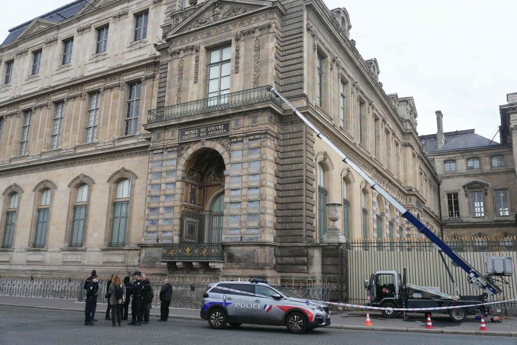 Louvre theft: German freight elevator company advertises 