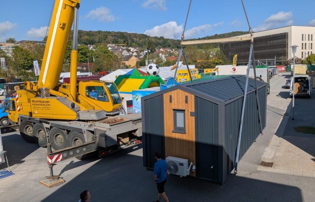 Kein Tiny House und dennoch klein: Tonnen schweres Modulhaus zur ChamlandSchau geliefert