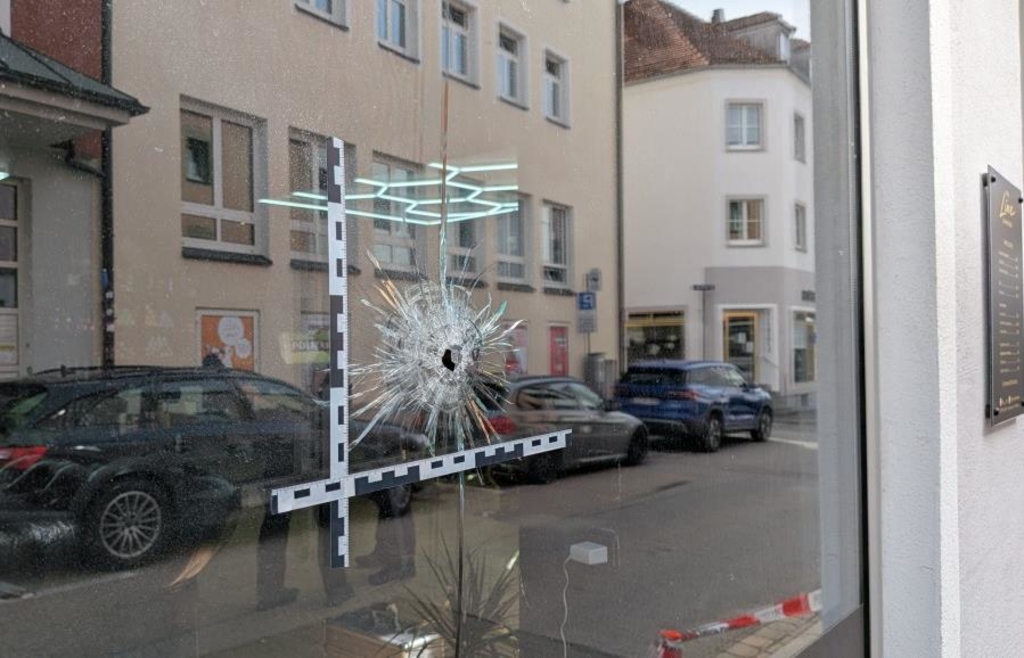Schüsse auf Barber-Shop in Chamer Innenstadt: Polizei sucht aktuell nach Spuren und Zeugen